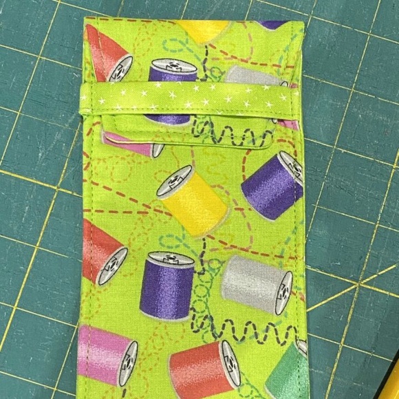 1 New Rotary Cutter Case Holder Pouch Travel Bag Handmade Sewing Themed Fabric - Picture 3 of 12